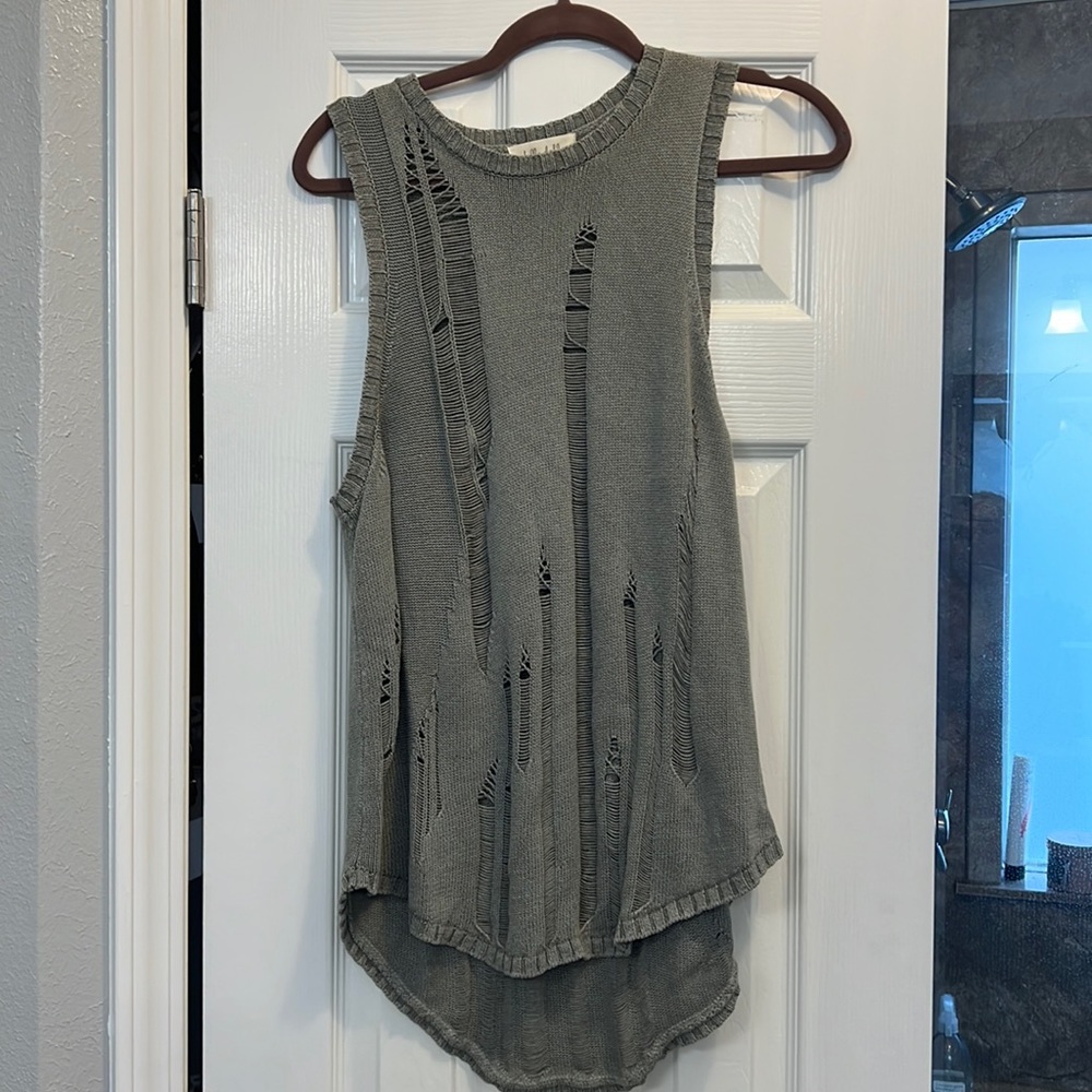 Bella Dahl  grey distressed sweater tank size small